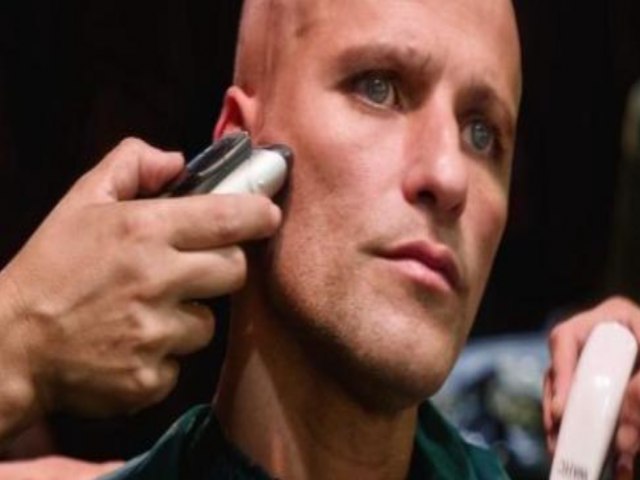 Careca e com 14 kg a menos, Bruno Gagliasso mostra caracterizao para novo filme.