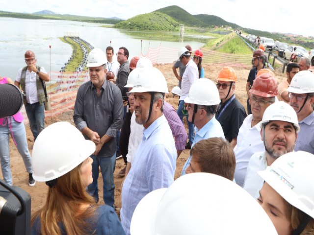 Governador Elmano de Freitas inspeciona primeiro sistema adutor do projeto malha dgua.