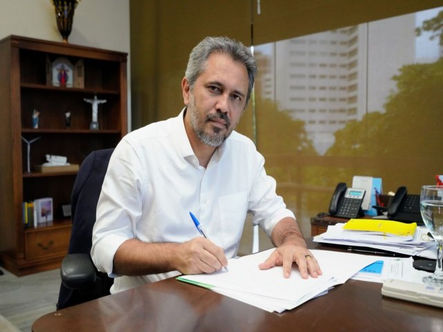 Governador Elmano de Freitas envia projeto de lei que assegura benefcios para professores