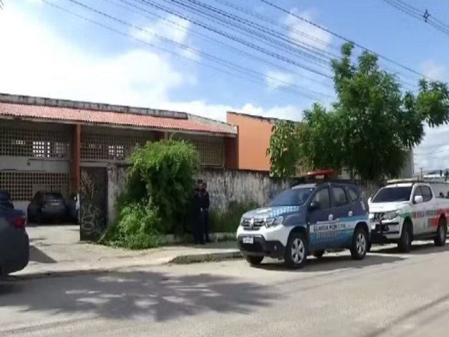 Adolescente  assassinado com tiro na cabea aps deixar irm dentro de escola em Fortaleza