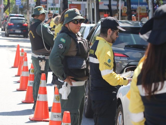 Maio Amarelo: A Polcia Militar do Cear realiza uma blitz educativa