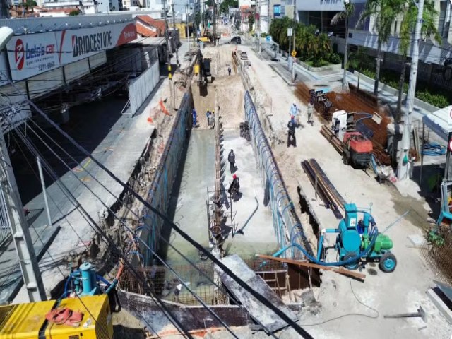 Obras de drenagem bloqueiam trecho da Av. Herclito Graa, em Fortaleza