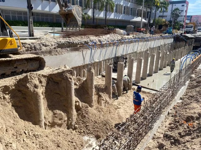 A partir de sexta-feira, o ltimo trecho das obras de drenagem na Av. Herclito Graa, em Fortaleza, ser bloqueado