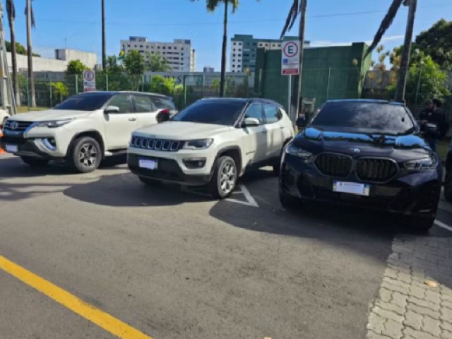 A polcia prendeu um trio, apreendeu carros de luxo e bloqueou R$ 1 milho de suspeitos de estelionato no Cear