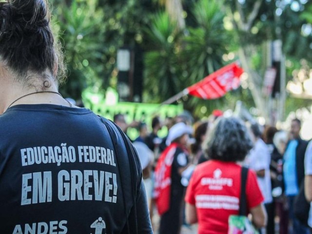 Governo prope a professores de federais revogao de normas da gesto anterior, mas greve continua