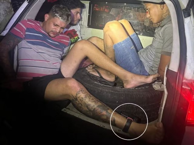 Trs homens so presos por assaltar e manter motorista refm em porta-malas de carro em Fortaleza