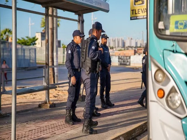 Policiais intensificam segurana em paradas de nibus de Fortaleza aps aumento nos assaltos