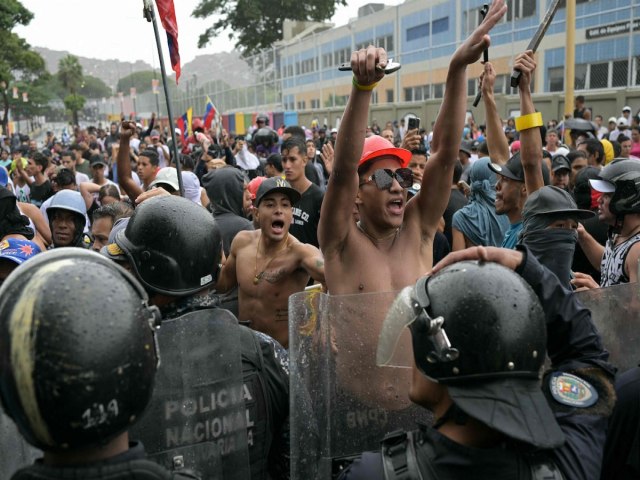 Duas pessoas morrem e 46 so presas em protestos contra suspeita de fraude em eleio na Venezuela.