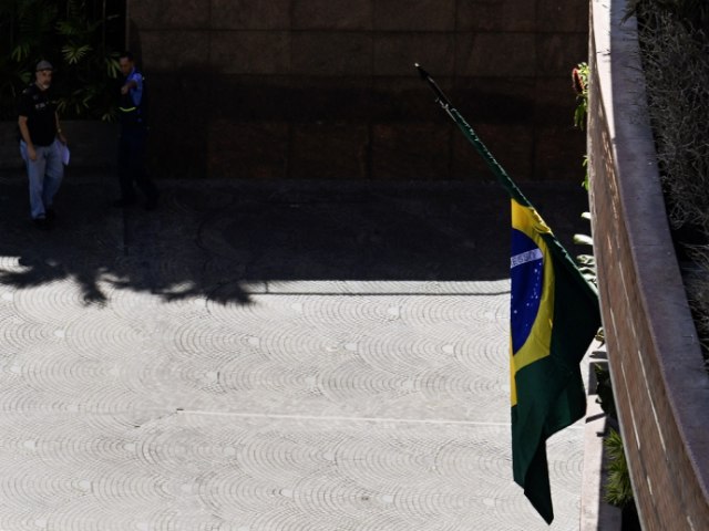 O Brasil retirou a bandeira nacional que estava hasteada na embaixada da Argentina em Caracas