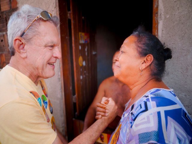 Em caminhada na comunidade Marrocos, Sarto ressalta pavimentao das vias e promete acabar com ruas de terra na Capital