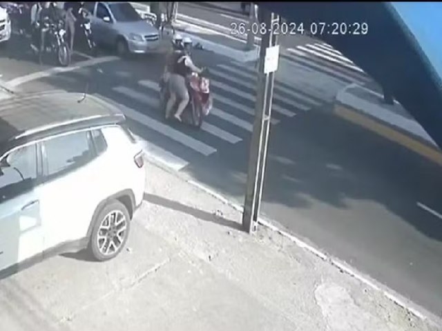 Motociclista atropela me e filha em faixa de pedestres em Fortaleza