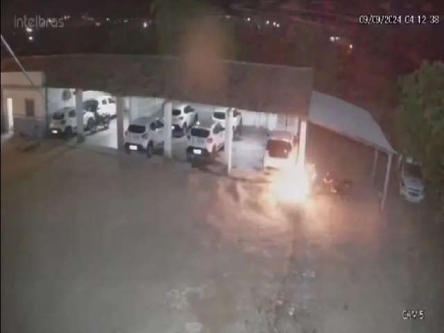 Cinco Veculos So Incendiados em Ataque  Garagem da Prefeitura de Tejuuoca, no Cear