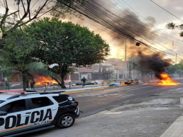 Criminosos ateiam fogo e fecham vias na av. Leste oeste em fortaleza