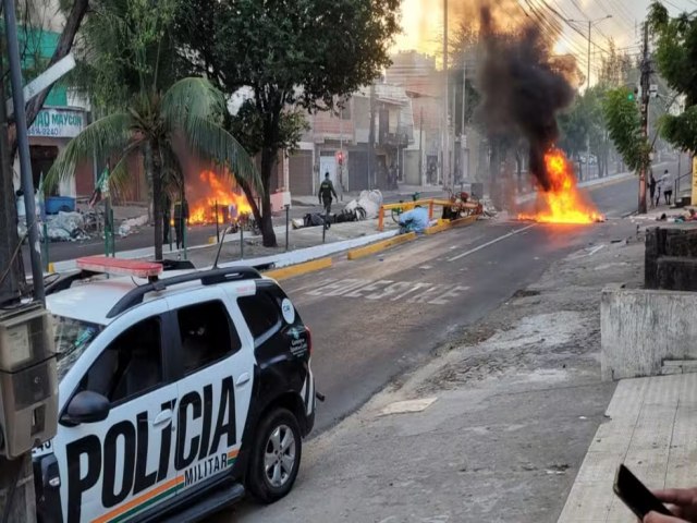 Grupo ataca nibus e bloqueia via com barricadas em Fortaleza em represlia  morte de mulher em desocupao.