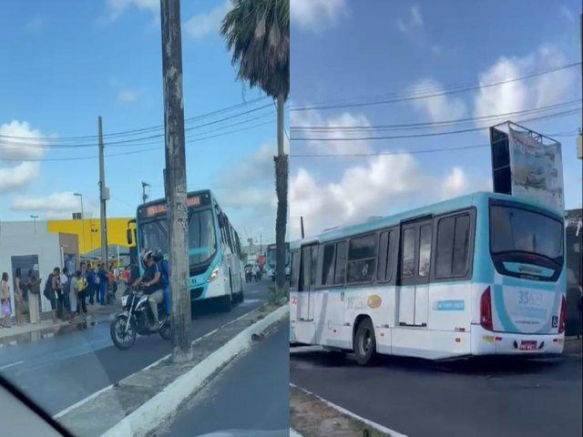 nibus fica preso em buraco na avenida Silas Munguba, em Fortaleza, e bloqueia trnsito