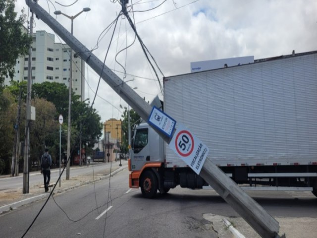 Caminho arrasta poste e fica pendurado pelos fios na Avenida Borges de Melo, em Fortaleza.