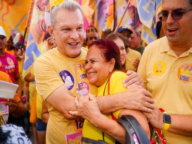 Sarto faz caminhada com RC no Vicente Pinzn, celebra urbanizao do Riacho Macei e promete acabar com todas as ruas de terra em Fortaleza