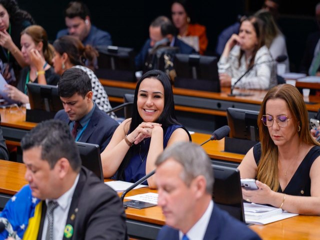 Dayany  coautora de projeto que estabelece FGTS para mulheres vtimas de violncia domstica