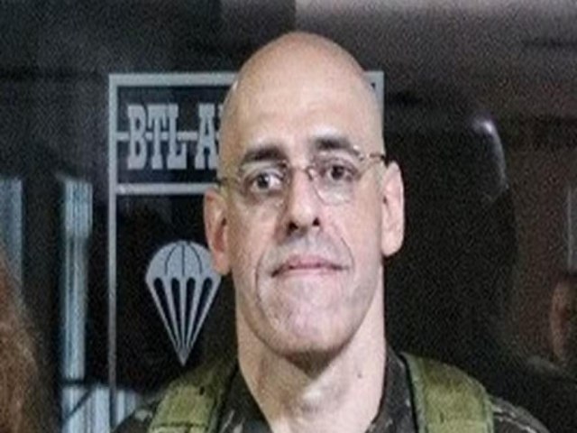 Coronel do Exrcito, natural do Cear, morre em Gois durante treinamento de salto de paraquedas.