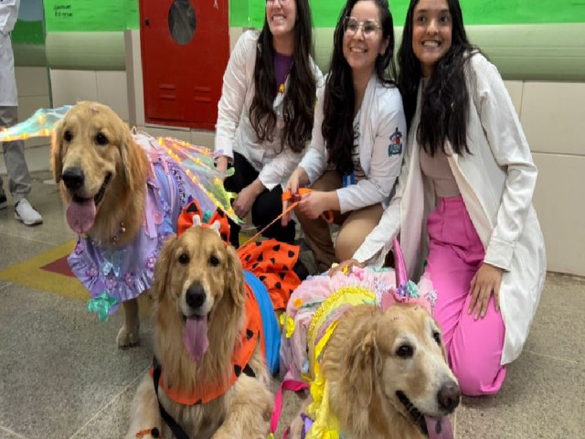 Animais de estimao trazem alegria para crianas internadas no Hospital Geral Dr. Waldemar Alcntara.