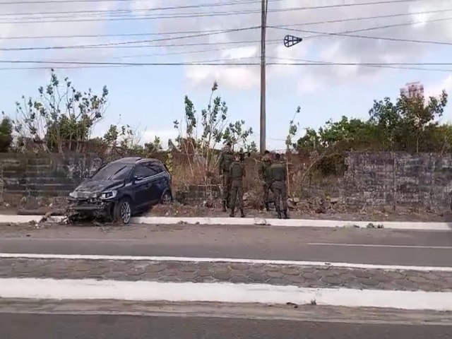 Veculo sai da pista da BR-116 e atinge muro da Base Area de Fortaleza.