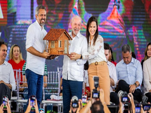 Durante a intensa campanha em Fortaleza, Lula entrega 1,2 mil casas e finaliza um grande residencial.