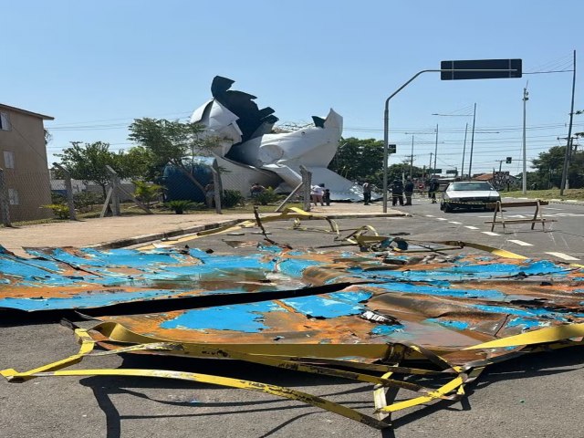 Colapso de Torre de Caixa d'gua Acontece Segundos Aps Motociclista Passar por Rua em Hortolndia