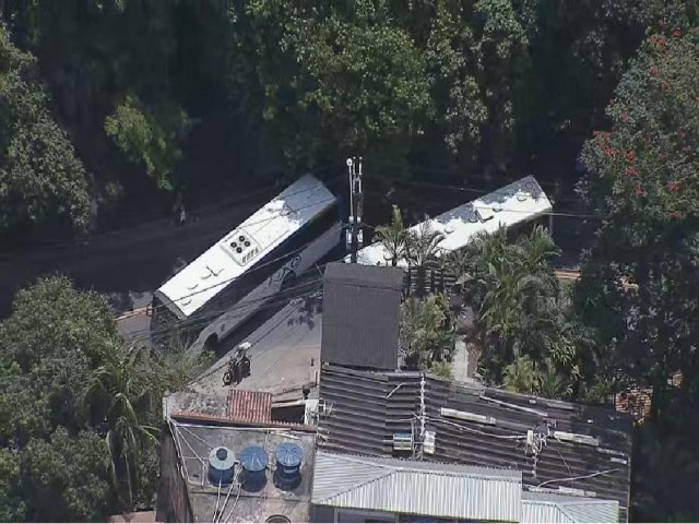 Sete nibus foram sequestrados por criminosos para criar barricadas em resposta  operao do Bope no Rio de Janeiro