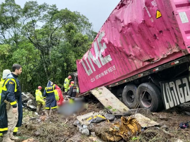 Oito integrantes de time de remo e motorista morrem aps acidente com carreta no Paran