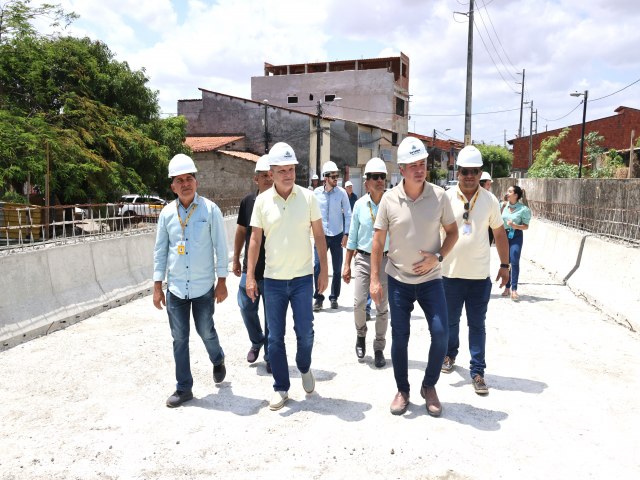 Sarto fiscaliza obras da ponte da Rua Manaus, no bairro Dom Lustosa