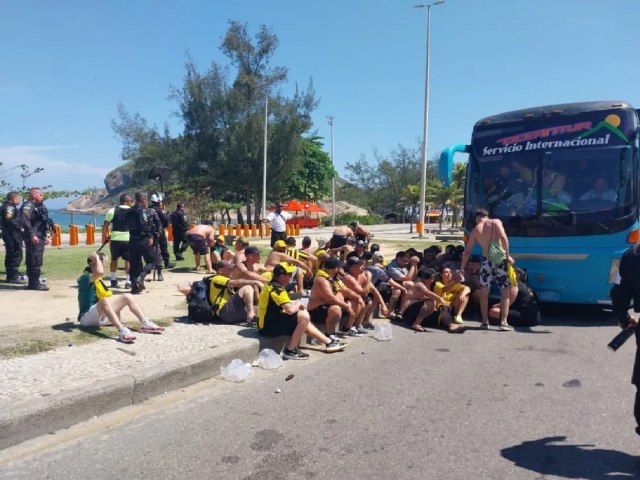 Torcedores do Pearol se enfrentam com policiais em uma praia no Rio