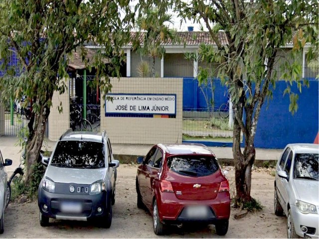 Alunos denunciam a instalao de cmeras em banheiros de uma escola pblica em Pernambuco; secretaria afirma que as acusaes so infundadas