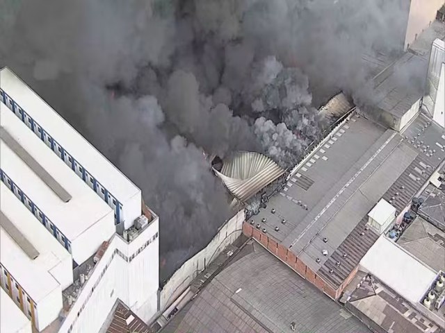 Incndio atinge famoso shopping de comrcio popular no Brs, Centro de SP