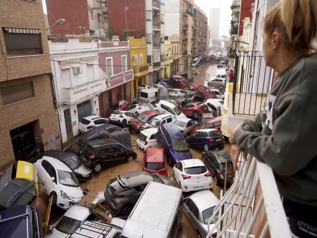 Pior enchente em dcadas deixa 62 mortos em Valncia, na Espanha