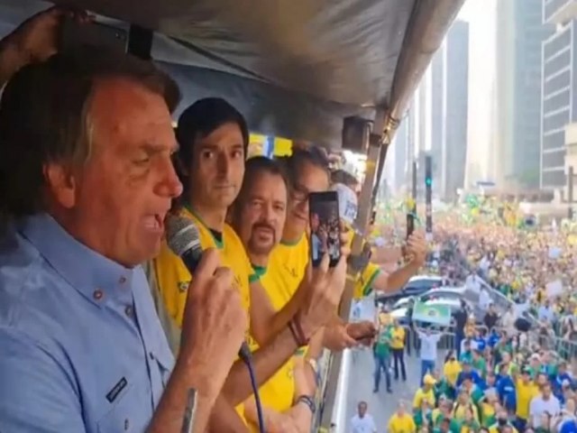 Bolsonaro volta  Paulista sob cerco do STF para exibir apoio de massa