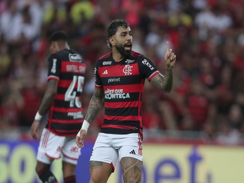 Flamengo vence o Athletico-PR com gol de Gerson no fim e volta ao G-4