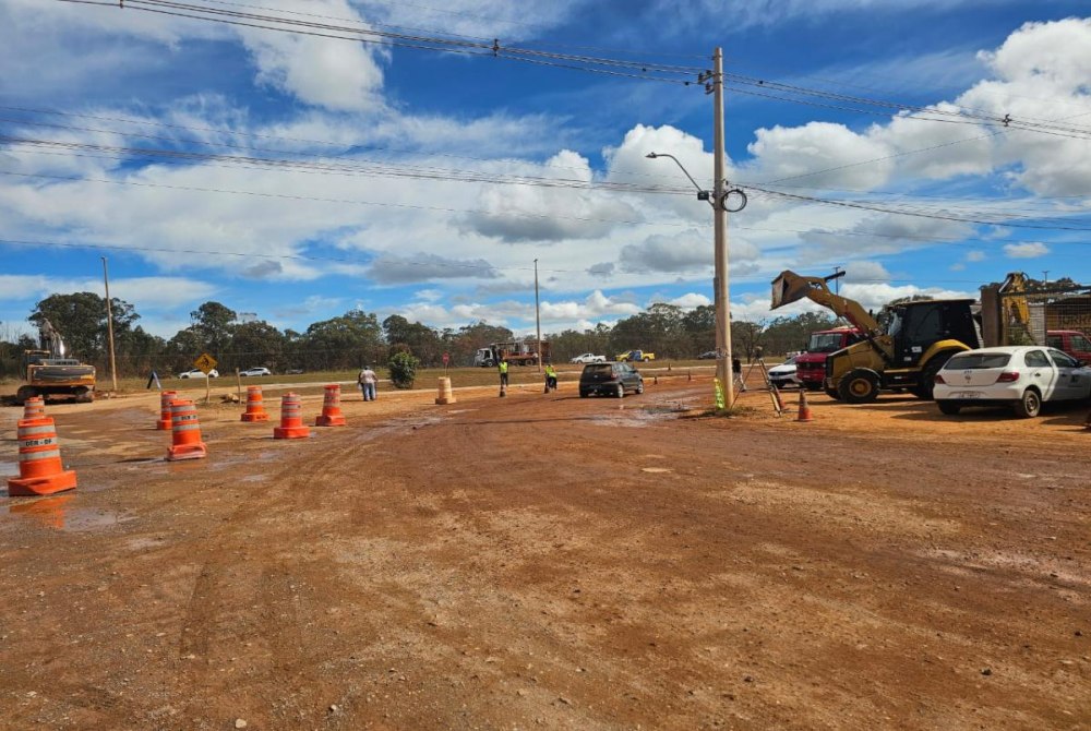 Come�a pavimenta��o da avenida principal da Col�nia Agr�cola 26 de Setembro
