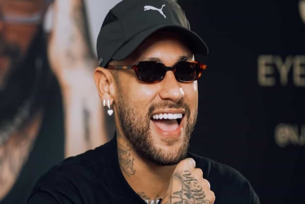 Neymar ironiza questionamentos sobre estado f�sico. E at� possibilidade de corte da Copa do Mundo. ?Minha panturilha est� aqui. Inteira!?