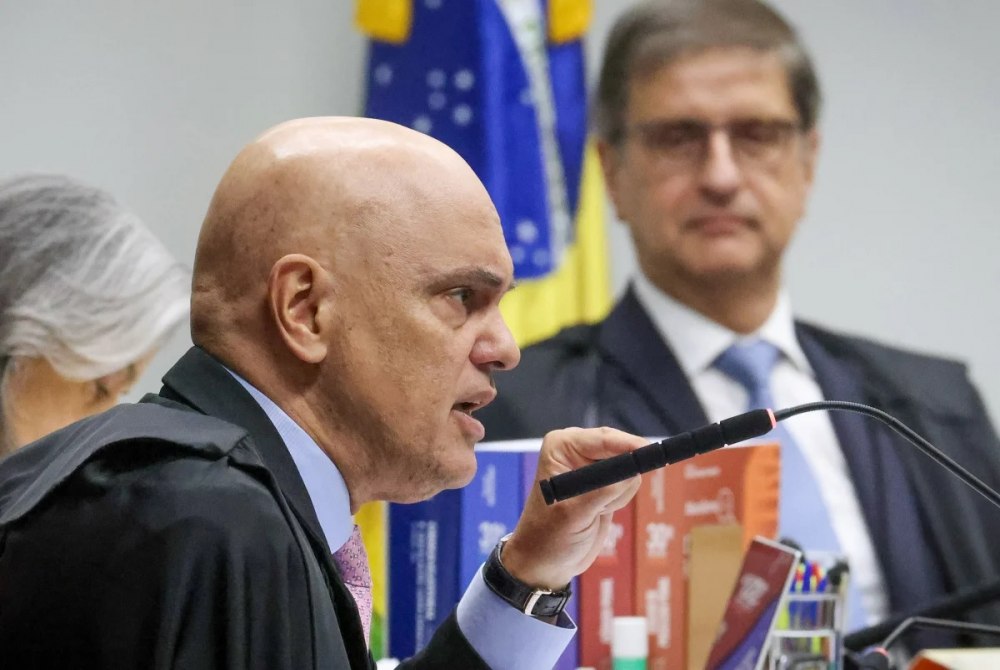 Moraes diz que Bolsonaro comete ?falta grave? ao ter arma em casa