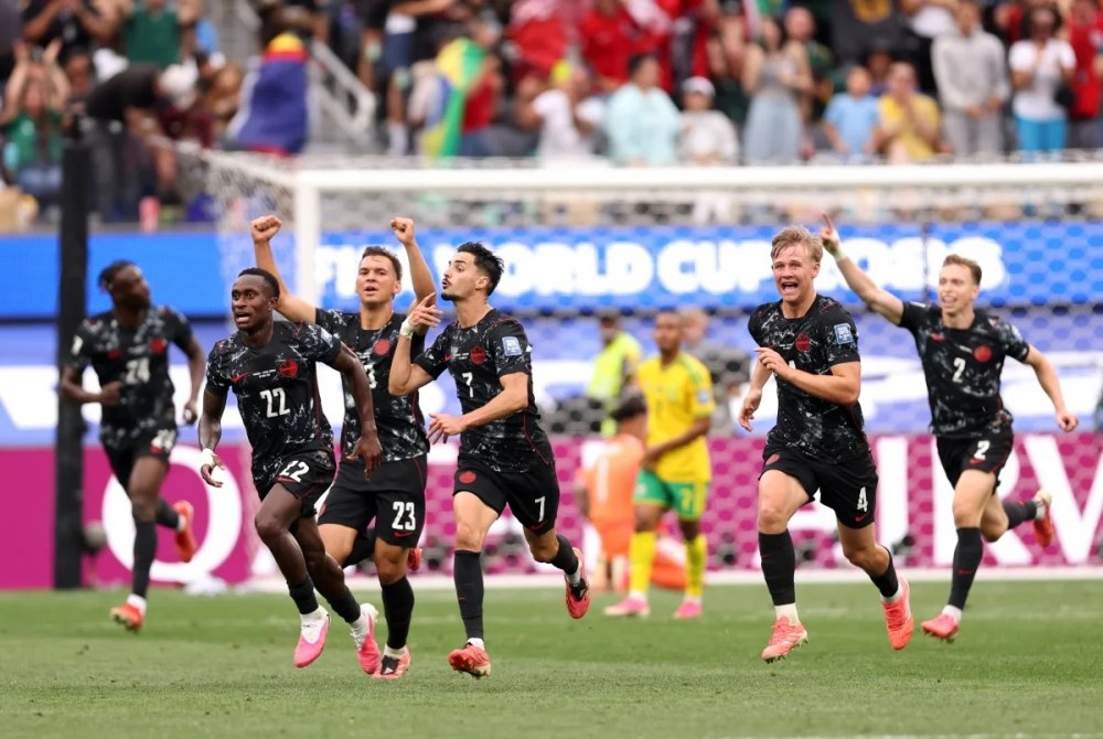 Canad� marca no fim, elimina a �frica do Sul e vai �s oitavas na Copa