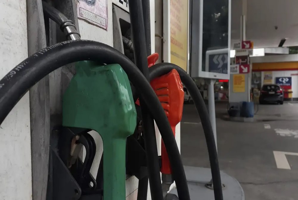 Governo adia retirada de subs�dio da gasolina ap�s incertezas no Ir�