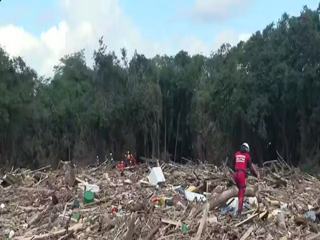 Bombeiros vasculham 15 mil km de entulho com at 7 m de profundidade em busca de vtimas no RS