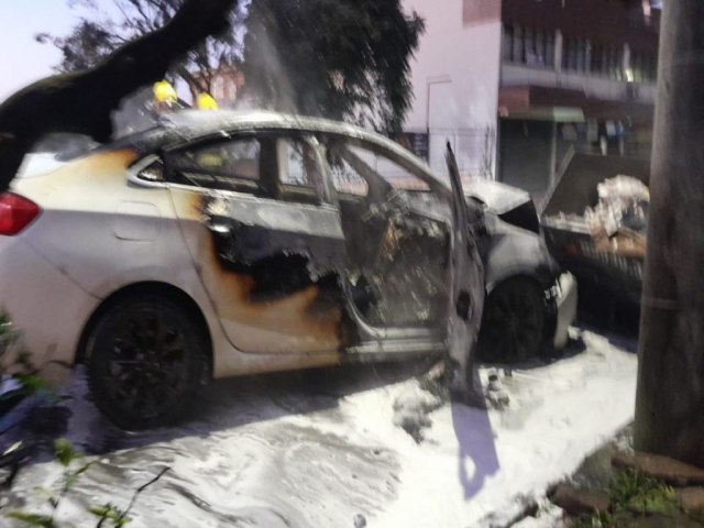 Carro colide em tele entulho e pega fogo em Passo Fundo