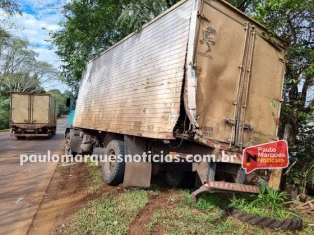 Coliso traseira envolve carro e caminho na RS-342 em Trs de Maio