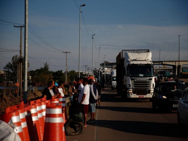 Moradores encerram protesto na freeway aps prefeitura de Porto Alegre anunciar abertura de comporta para reduzir alagamento na regio