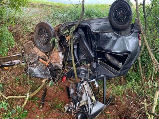 Veculo fica destrudo aps sada de pista seguida de coliso em rvore na ERS-324 em Ronda Alta