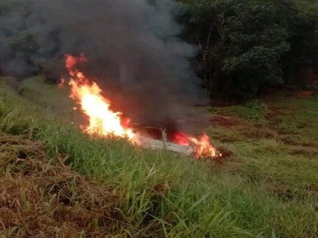 Carro pega foto aps bater em proteo de ponte no Noroeste do RS