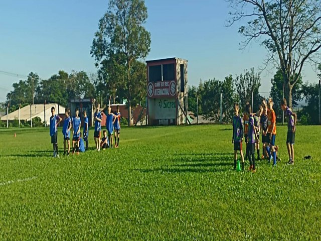 Tiradentes do Sul: Alunos do Projeto Futebol para Todos participaro da primeira rodada da Taa Sicredi 2024 em Horizontina