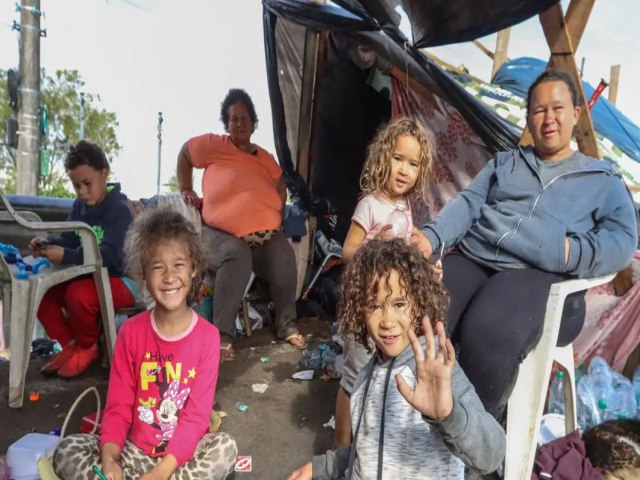 Famlias improvisam acampamentos em rodovias para vigiar suas casas