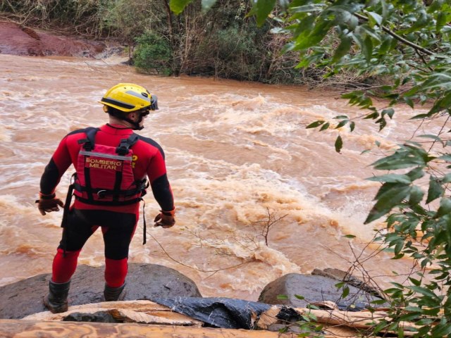 Bombeiros fazem buscas para encontrar caminhoneiro que sofreu acidente em Estrela